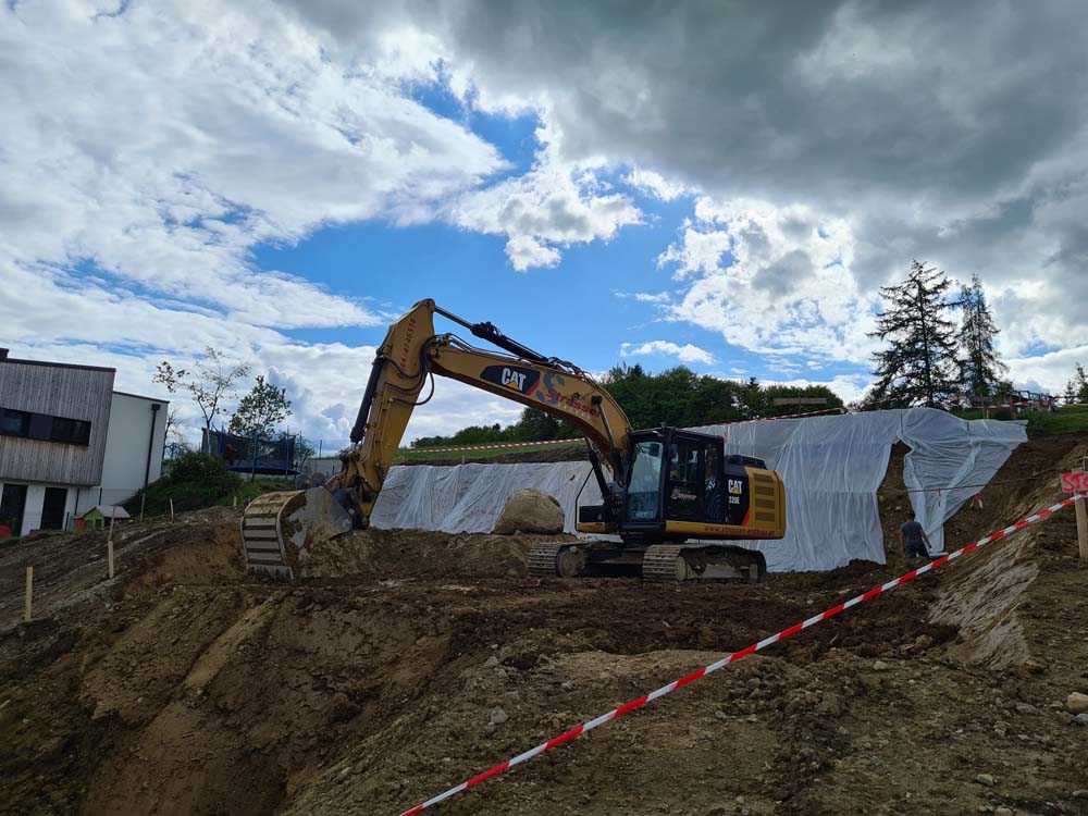 Aushubarbeiten durch Bagger im Flachgau in Salzburg Land